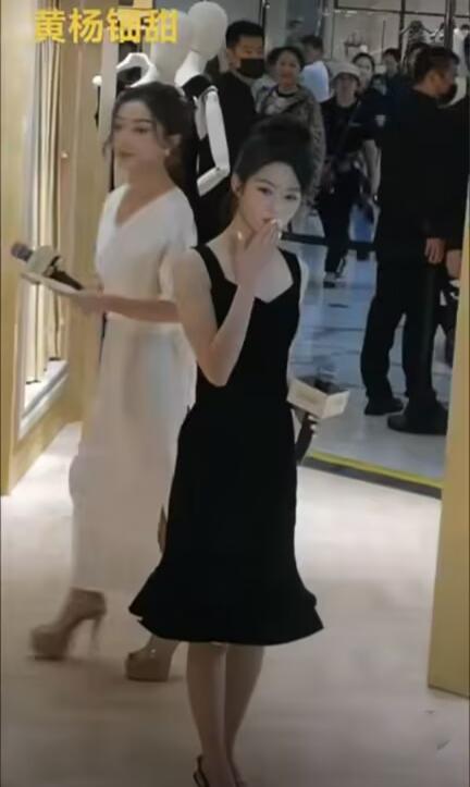 捷希源 史无前例！黄杨钿甜同学爆料她仍在读书！以嘉行一姐身份出席活动