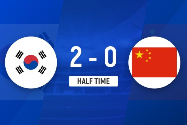 伍洲配资 半场-国足暂0-2韩国 李东炅世界波国足失误频频半场0射正